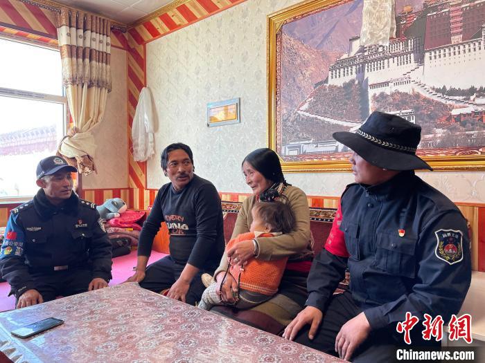 圖為派出所民警和義警入戶了解情況。　祁繡娟 攝
