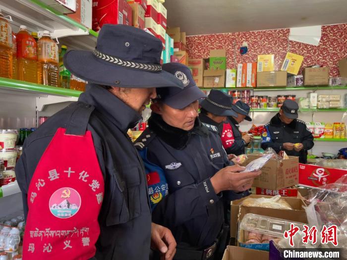 圖為派出所民警和義警對沿街店鋪檢查?！∑罾C娟 攝