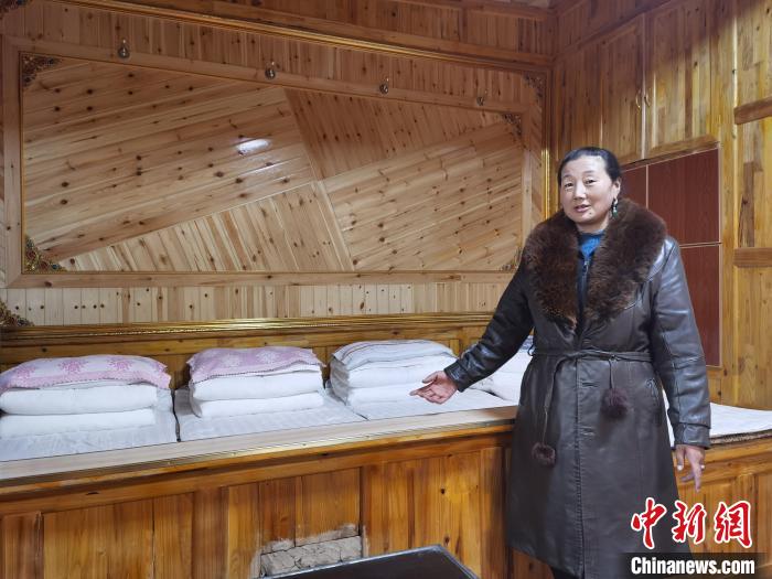圖為德吉村村民鬧尖措介紹自家農(nóng)家樂。　祁增蓓 攝