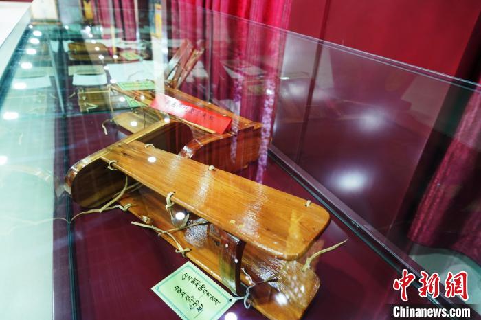 圖為藏醫(yī)外治骨科夾板?！●R銘言 攝