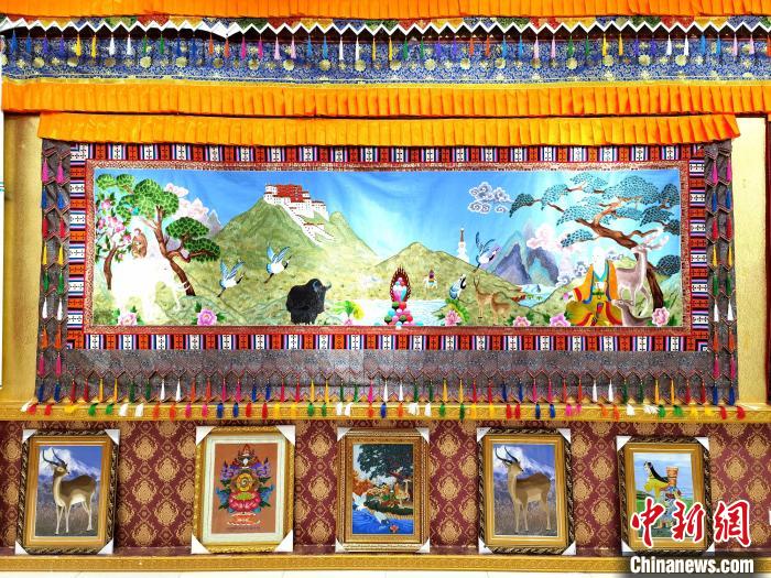 圖為藏繡作品?！∑钤鲚?攝