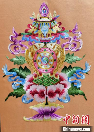 圖為藏繡作品?！∑钤鲚?攝