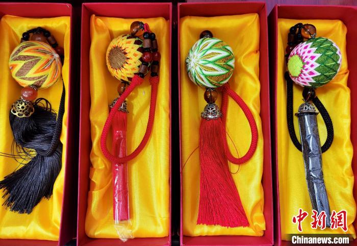 圖為藏繡手工藝品。　祁增蓓 攝