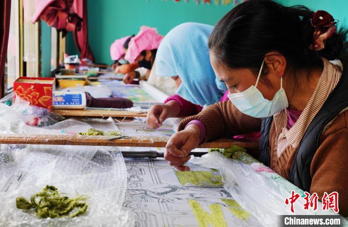 圖為繡娘正在進行刺繡?！●R銘言 攝