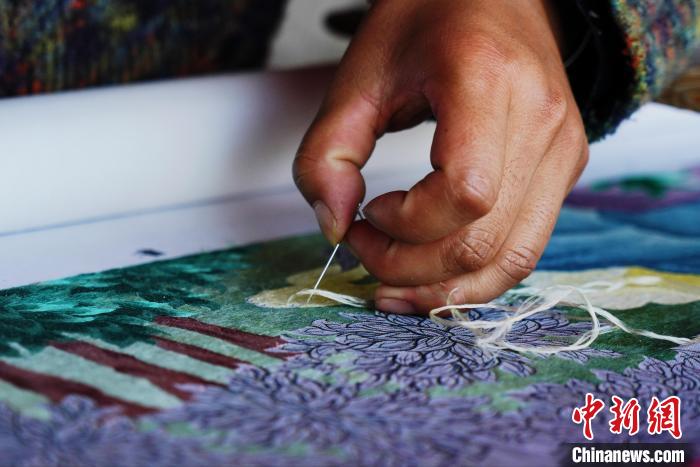 圖為“藏繡”細節(jié)圖。　馬銘言 攝