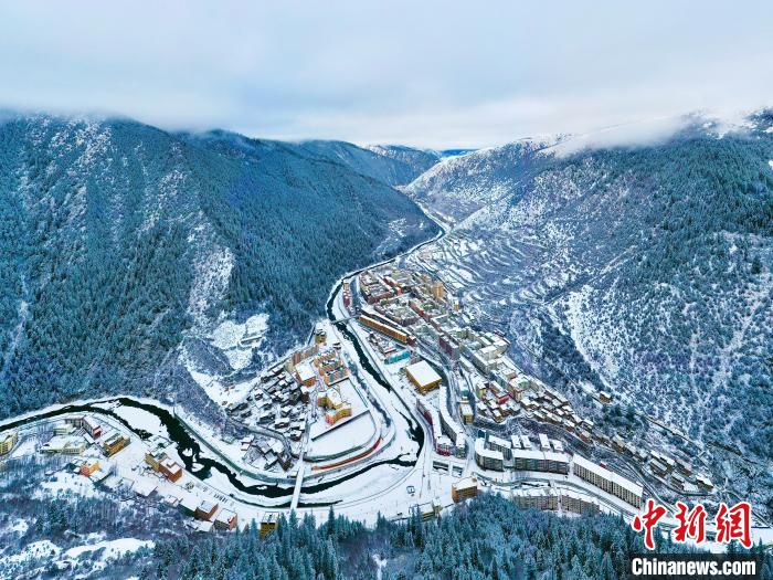 壤塘的雪后美景?！∪捞量h融媒體中心供圖