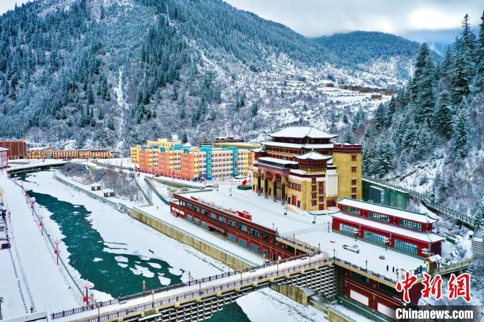 壤塘的雪后美景?！∪捞量h融媒體中心供圖