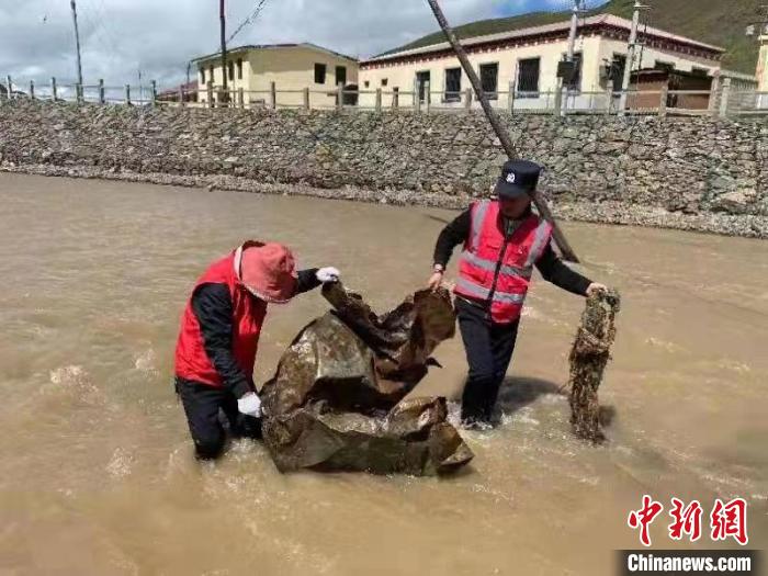 守護(hù)長江支流的青?！肮_(dá)義警”