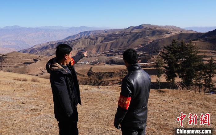圖為桑杰加(左)和同事望向遠(yuǎn)方。　馬銘言 攝