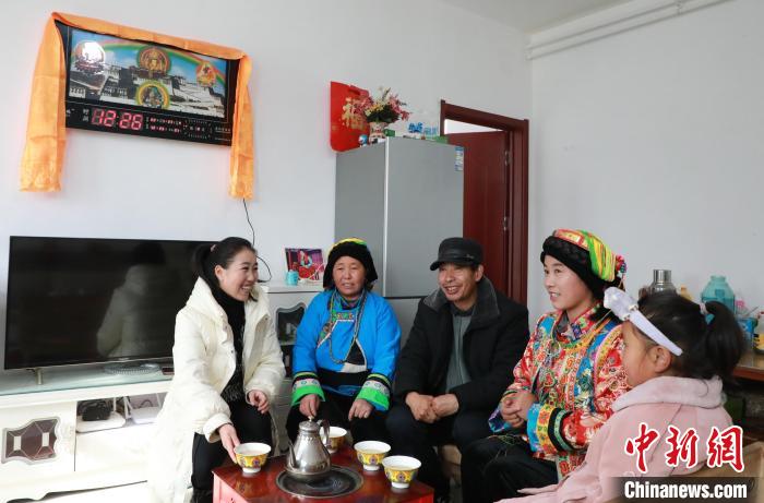 新家是兩層小樓房，一樓布置得充滿現(xiàn)代感，喝著藏式奶茶，一家人聊著今年春節(jié)怎么過?！《∷?攝