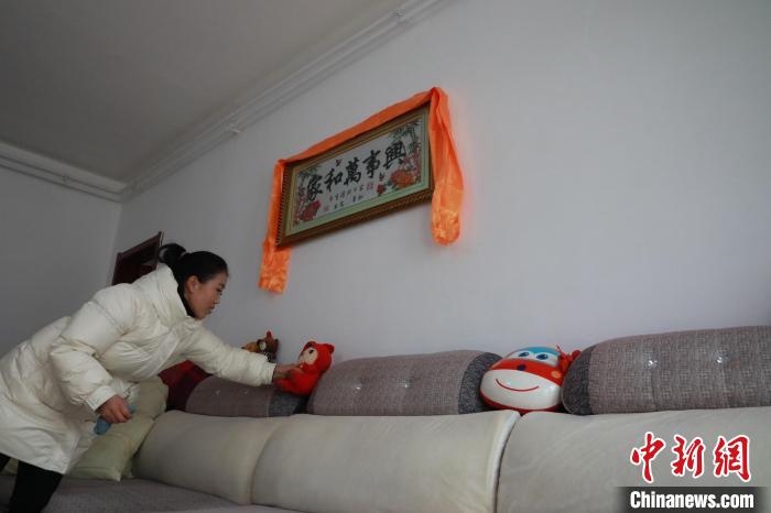27日，春節(jié)將至，楊周馬草打掃房屋，拆洗沙發(fā)靠墊等?！《∷?攝