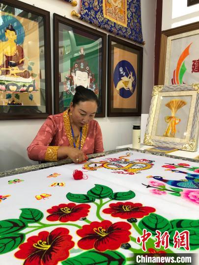 青海熱貢藝術(shù)之鄉(xiāng)半邊天們的“領(lǐng)頭雁”:一枝獨放不是春