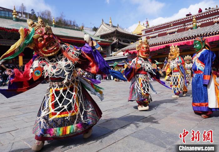 圖為塔爾寺僧侶進(jìn)行“跳欠”儀式?！●R銘言 攝