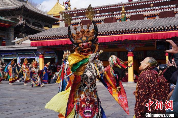 圖為塔爾寺僧侶進(jìn)行“跳欠”儀式?！●R銘言 攝