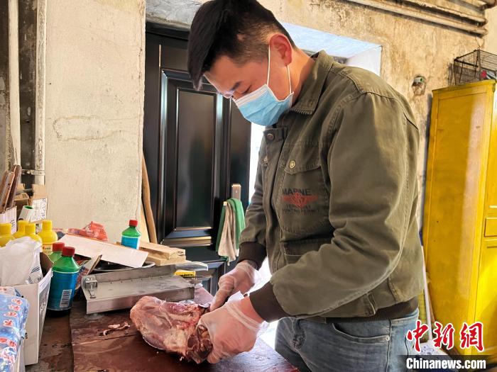 圖為雪豹“奶爸”史壽軍正在準(zhǔn)備投喂雪豹的食材?！●R銘言 攝