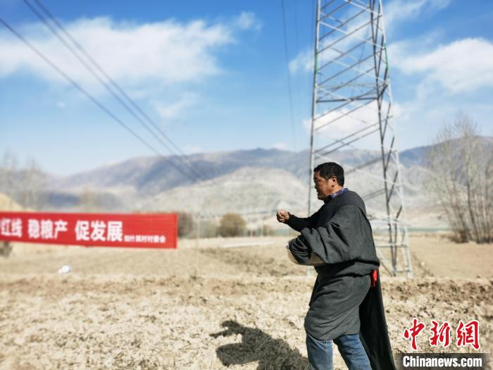 圖為藏族民眾撒種、施肥?！?zhí)砀?攝