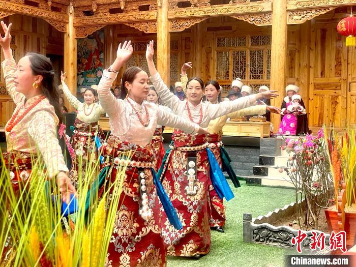 圖為藏族女性載歌載舞?！±钣穹?攝