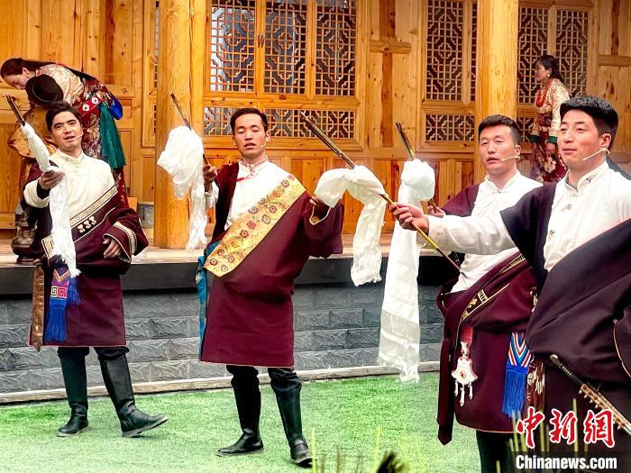 圖為藏族漢子表演節(jié)目。　李玉峰 攝