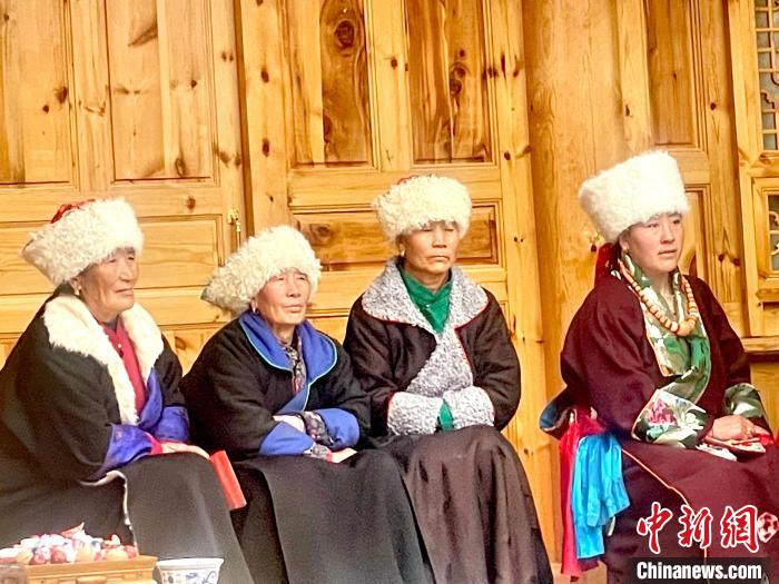 圖為藏族女性觀看“村晚”。　李玉峰 攝