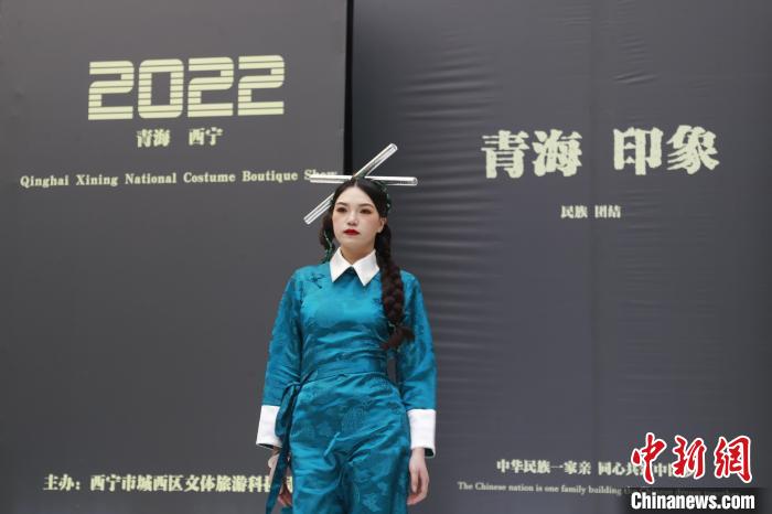 圖為模特展示少數(shù)民族服飾。　馬銘言 攝