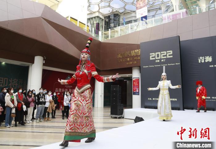 圖為模特身穿民族服飾進(jìn)行走秀。　馬銘言 攝