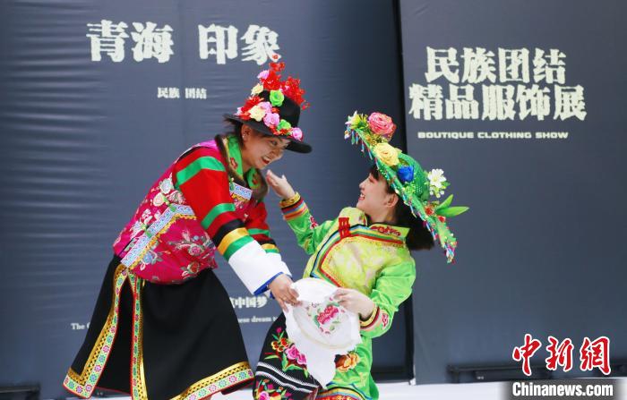 圖為模特身穿土族服飾進(jìn)行“土族刺繡”表演?！●R銘言 攝