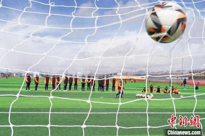 圖為孩子們進(jìn)行射門(mén)訓(xùn)練?！●R銘言 攝