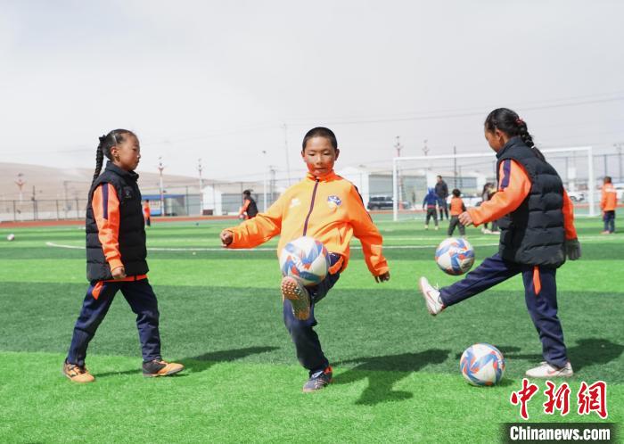 圖為孩子們進(jìn)行顛球訓(xùn)練?！●R銘言 攝