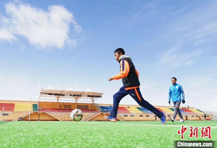 圖為一名男孩運(yùn)球射門(mén)。　馬銘言 攝