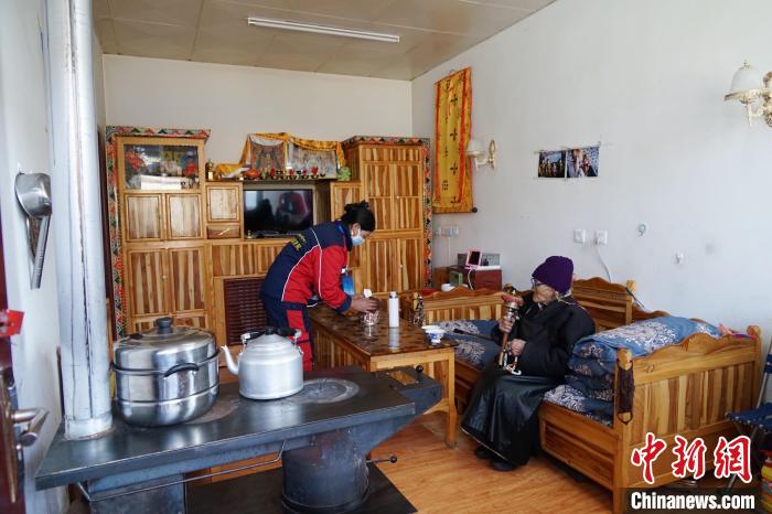 圖為敬老院護(hù)工為老人打掃屋內(nèi)衛(wèi)生?！●R銘言 攝