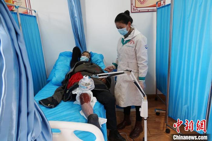 圖為敬老院醫(yī)生用藏藥為老人進(jìn)行治療?！●R銘言 攝