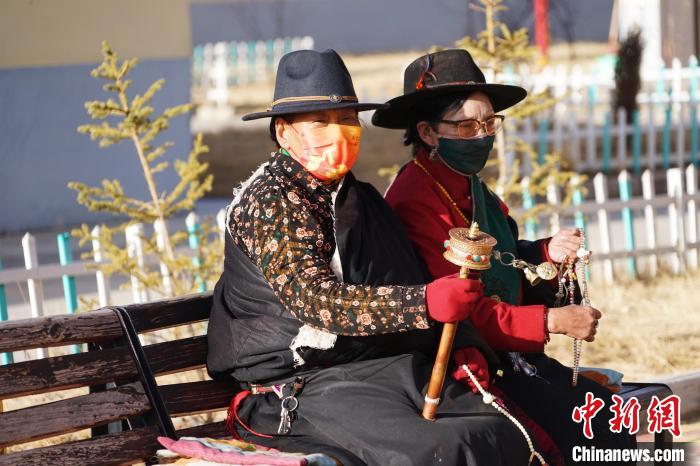 圖為敬老院老人在院內(nèi)曬太陽轉(zhuǎn)經(jīng)桶?！●R銘言 攝