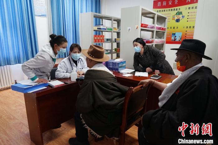 圖為骨科醫(yī)生為敬老院老人們進(jìn)行集中檢查?！●R銘言 攝