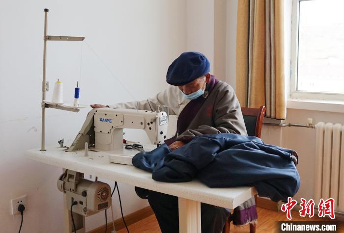 圖為敬老院老人使用縫紉機(jī)。　馬銘言 攝