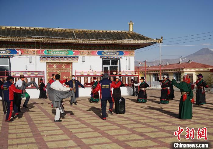 圖為老人們飯后跳起歡快的鍋莊舞蹈?！●R銘言 攝