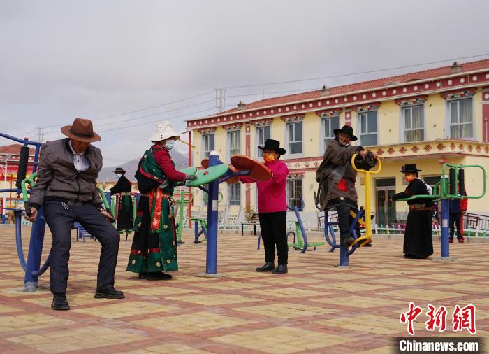 圖為老人們使用健身器材鍛煉身體。　馬銘言 攝