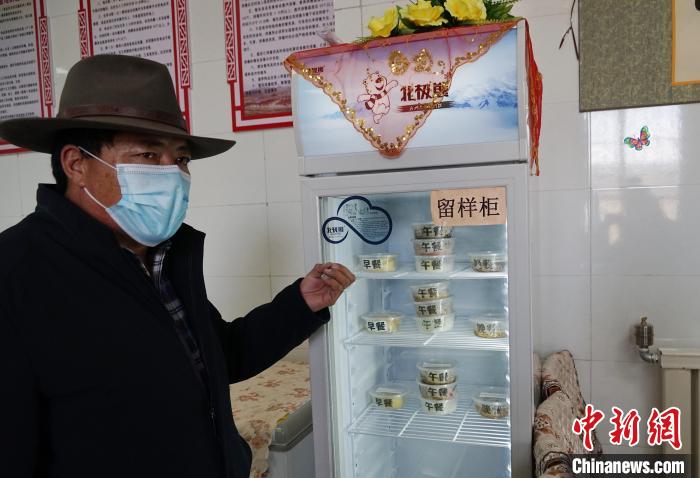 圖為敬老院院長德高介紹，老人們的三餐均有留樣記錄?！●R銘言 攝