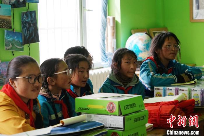 圖為學(xué)生正在認(rèn)真聽生態(tài)課?！●R銘言 攝