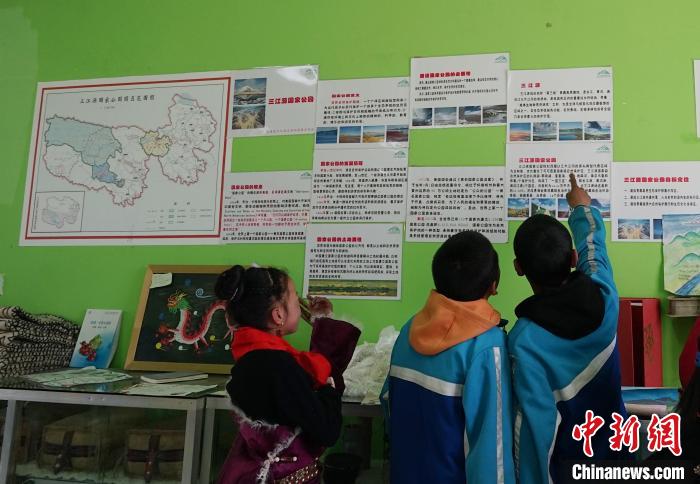 圖為學(xué)生在生態(tài)課堂上了解三江源國家公園知識?！●R銘言 攝