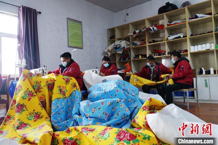 圖為工人們正在制作帳篷?！●R銘言 攝