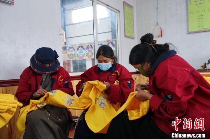 圖為工人正在制作哈達(dá)。　馬銘言 攝