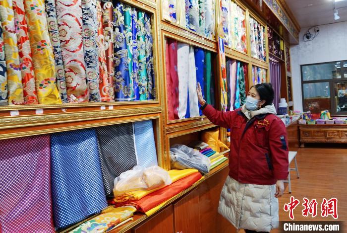 圖為員工清點(diǎn)布匹?！●R銘言 攝