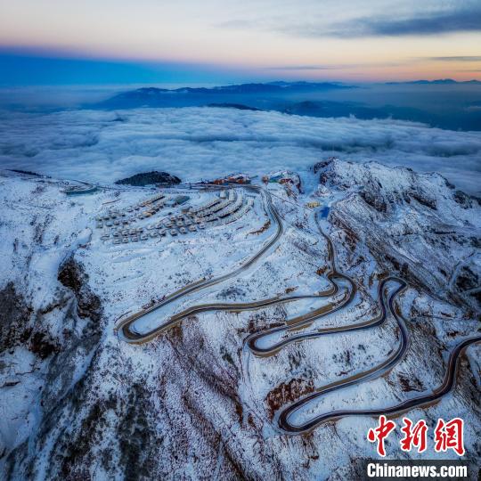 雪后的牛背山山頂和崎嶇的公路。　李凱 攝