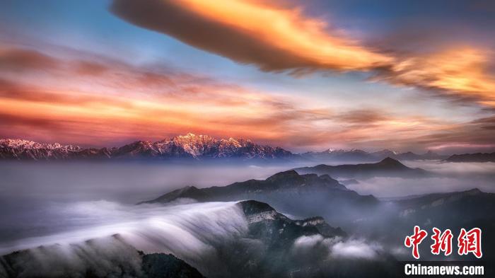 牛背山霞光?！∥挠宴?攝