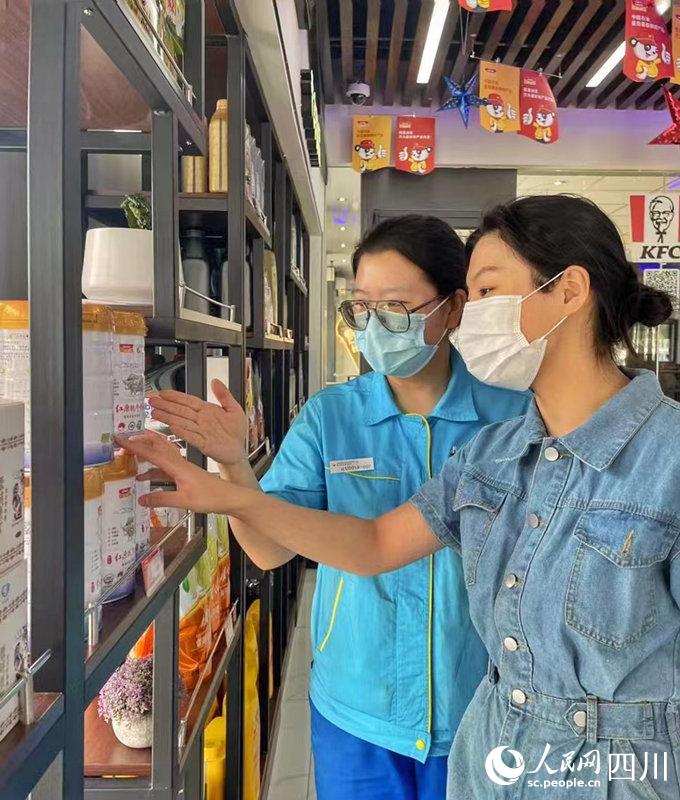 顧客可以在川內(nèi)中國(guó)石油加油站便利店內(nèi)選購(gòu)到品質(zhì)純正的紅原奶粉。張霞攝