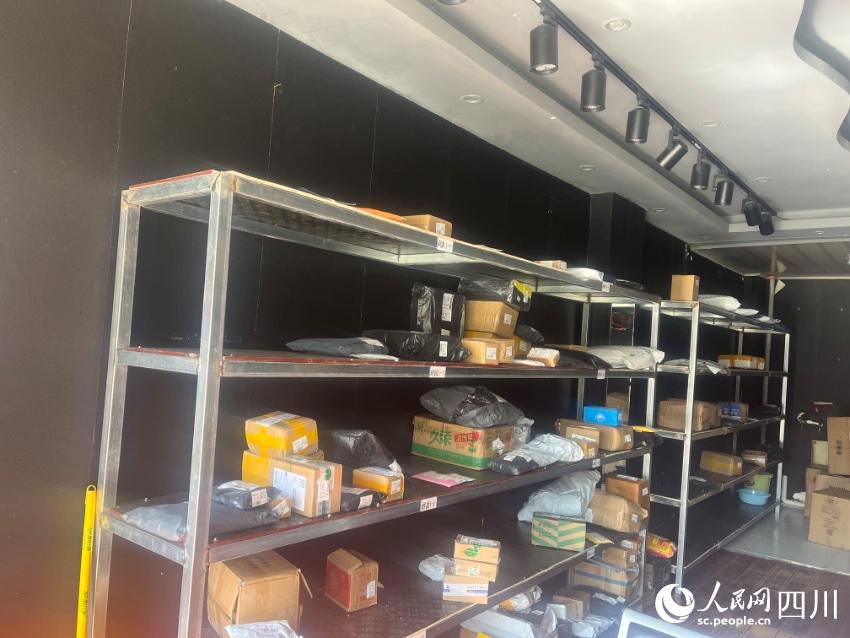 縣城自提點(diǎn)包裹。諸葛輝攝