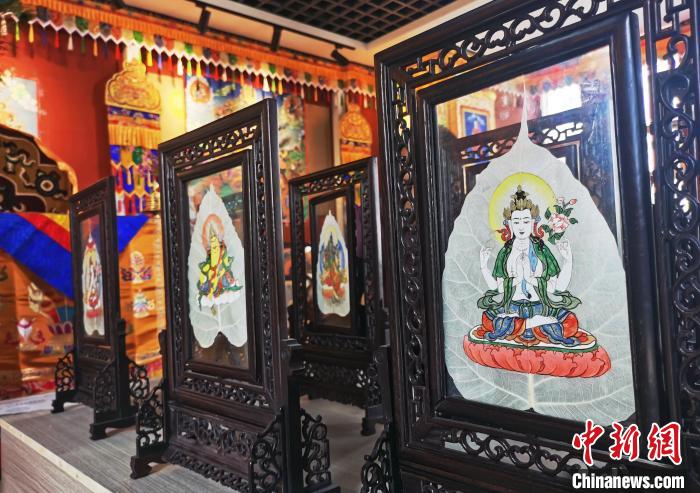 圖為久美尖措創(chuàng)作的藝術品?！?zhí)砀?攝