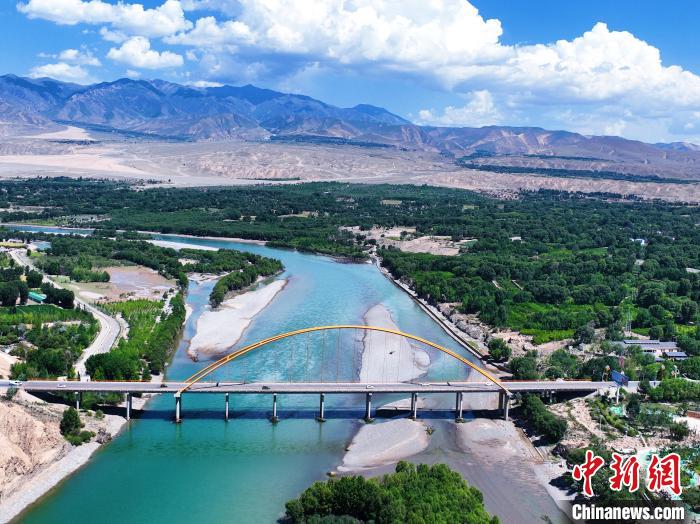 航拍貴德縣黃河岸畔綠意盎然?！●R銘言 攝