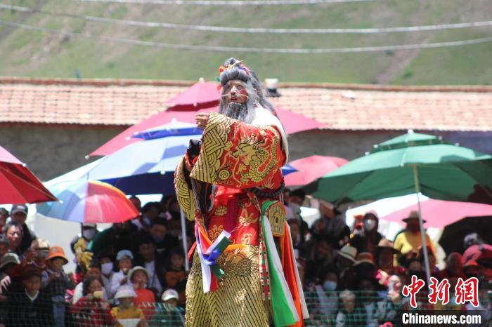 圖為觀眾們觀看表演。　班瑪縣文體旅游廣電局 供圖