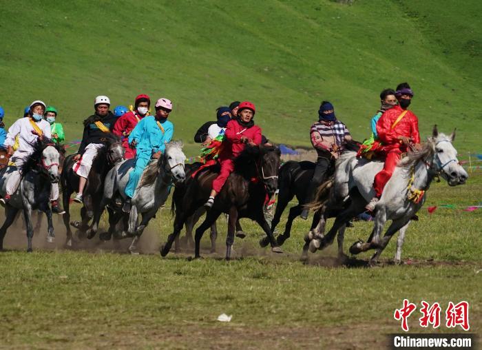 圖為選手進行3000米賽馬比賽。　馬銘言 攝